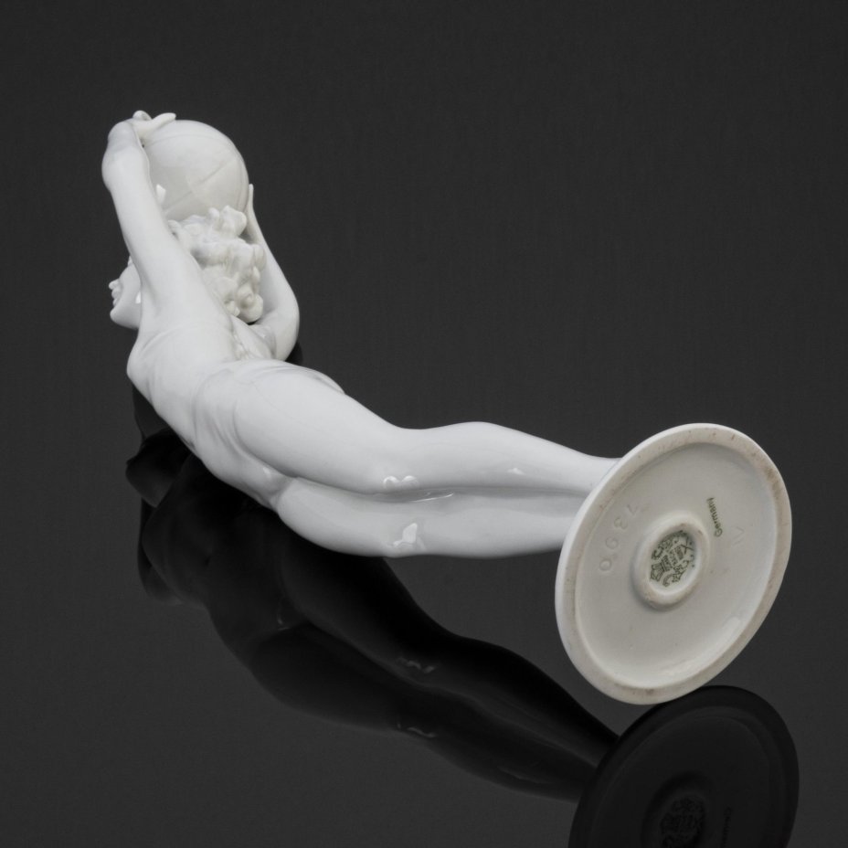 Статуэтка "Девушка с мячом", Schaubach-Kunst