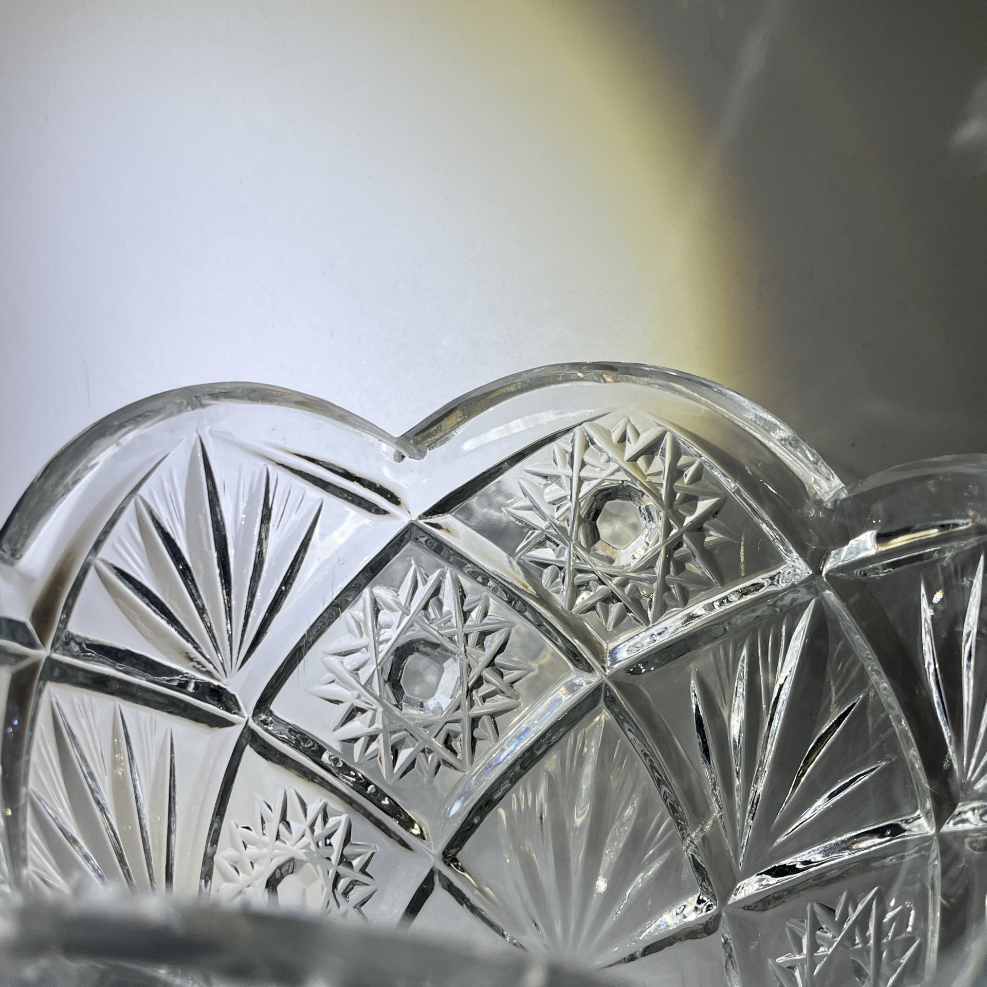 Салатник круглой формы с резным геометрическим декором, стекло, алмазная грань, СССР, 1970-1990 гг.