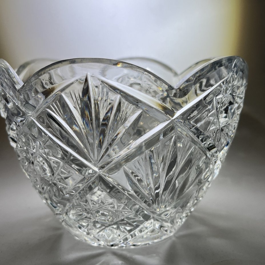 Салатник круглой формы с резным геометрическим декором