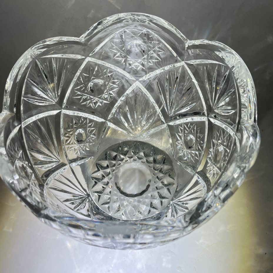 Салатник круглой формы с резным геометрическим декором