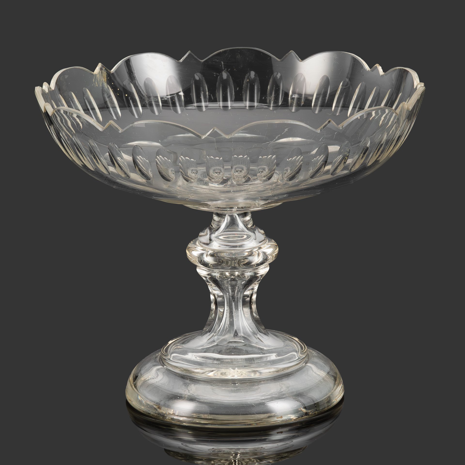 Ваза (фруктовница) с фигурным краем и декором "овальные ямки" в один ряд, стекло, гранение, шлифовка, Мальцовский стекольный завод, Российская империя, 1880-1915 гг.