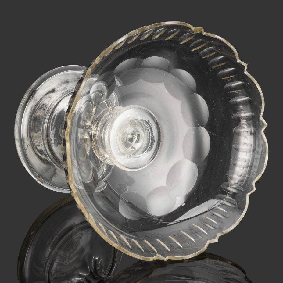 Ваза (фруктовница) с фигурным краем и декором "овальные ямки" в один ряд, стекло, гранение, шлифовка, Мальцовский стекольный завод, Российская империя, 1880-1915 гг.