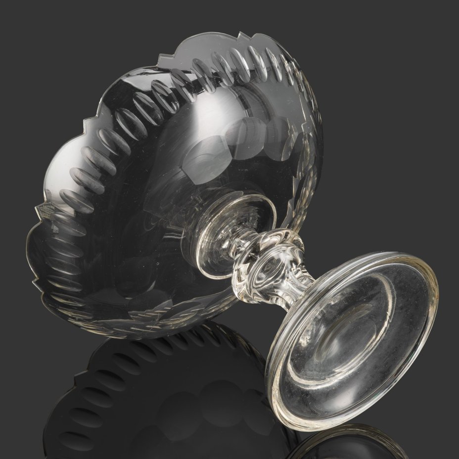 Ваза (фруктовница) с фигурным краем и декором "овальные ямки" в один ряд, стекло, гранение, шлифовка, Мальцовский стекольный завод, Российская империя, 1880-1915 гг.