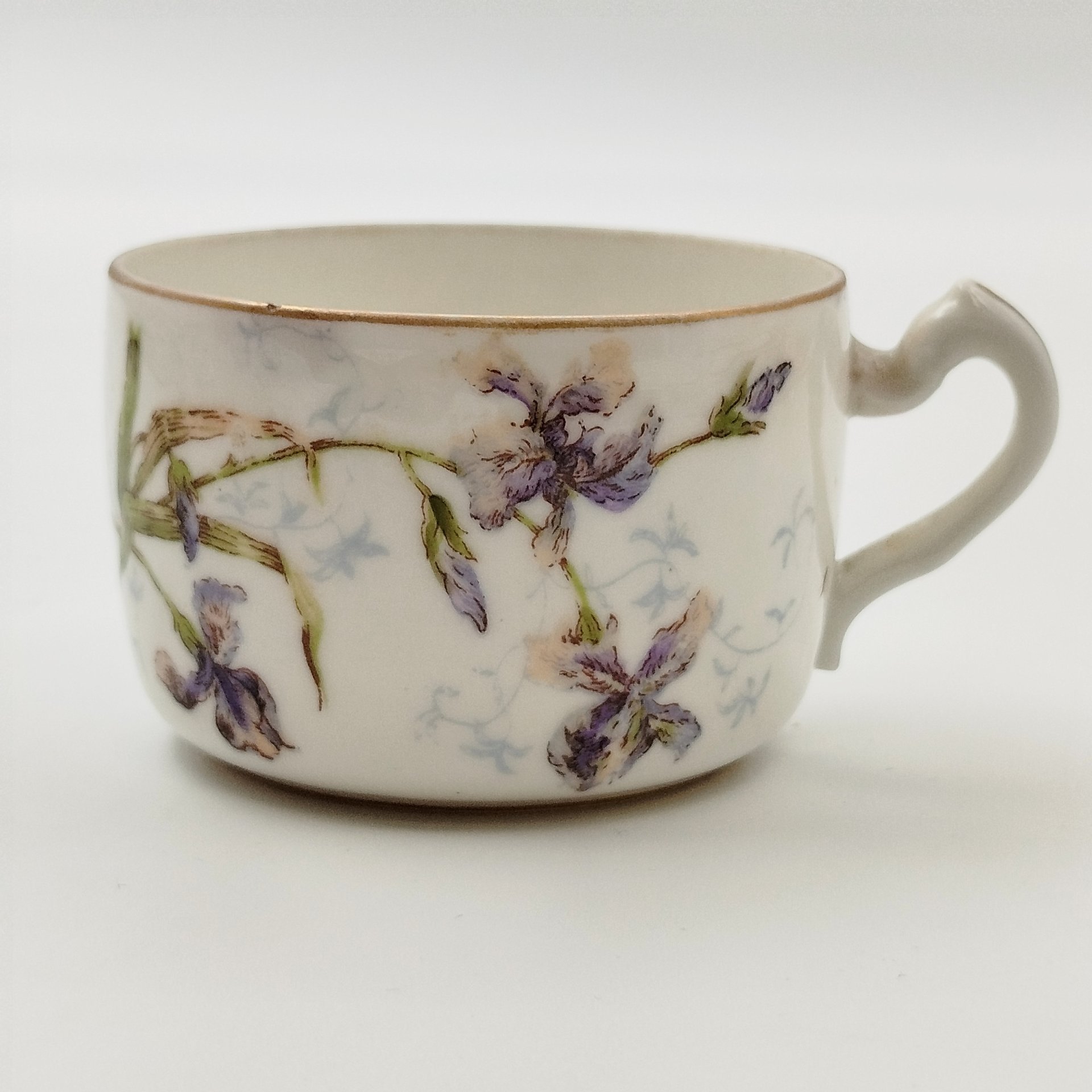 Чашка кофейная с декором в виде ирисов, Товарищество М.С. Кузнецова