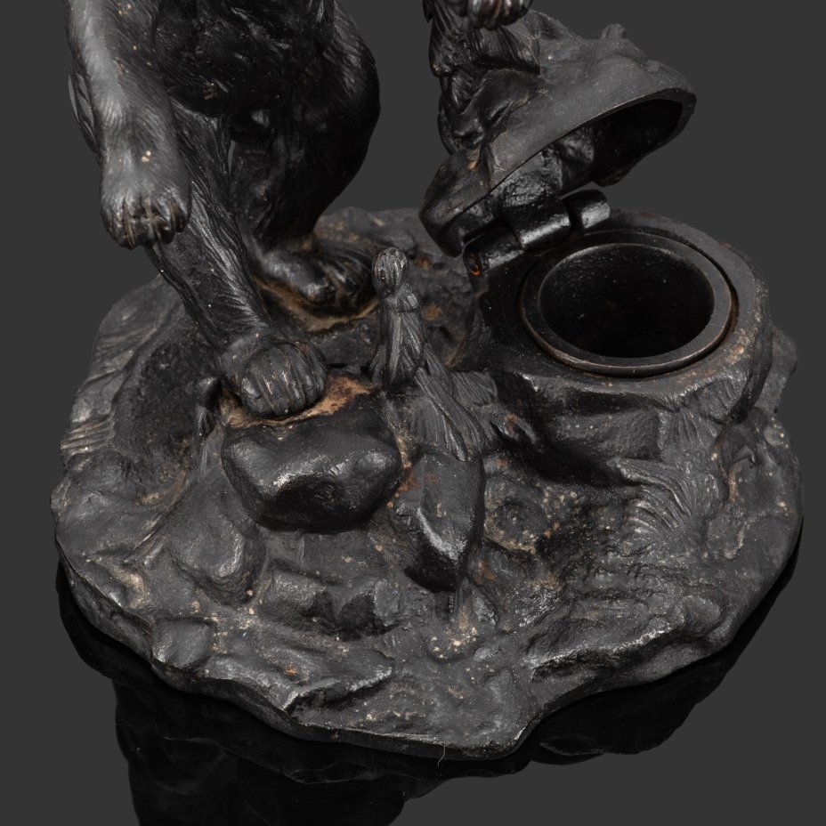 Чернильница "Медведь на задних лапах", автор модели Обер А.Л., чугун, крашение, Каслинский чугунолитейный завод (Касли), СССР, 1950 г.