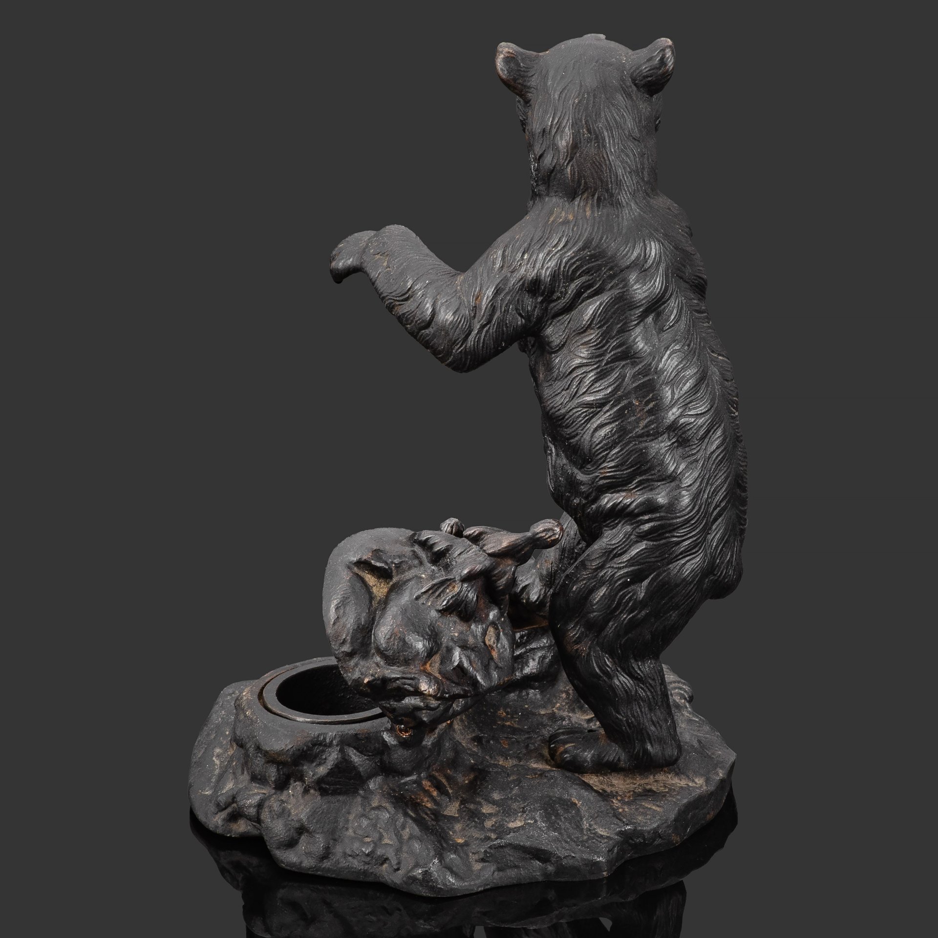 Чернильница "Медведь на задних лапах", автор модели Обер А.Л., чугун, крашение, Каслинский чугунолитейный завод (Касли), СССР, 1950 г.