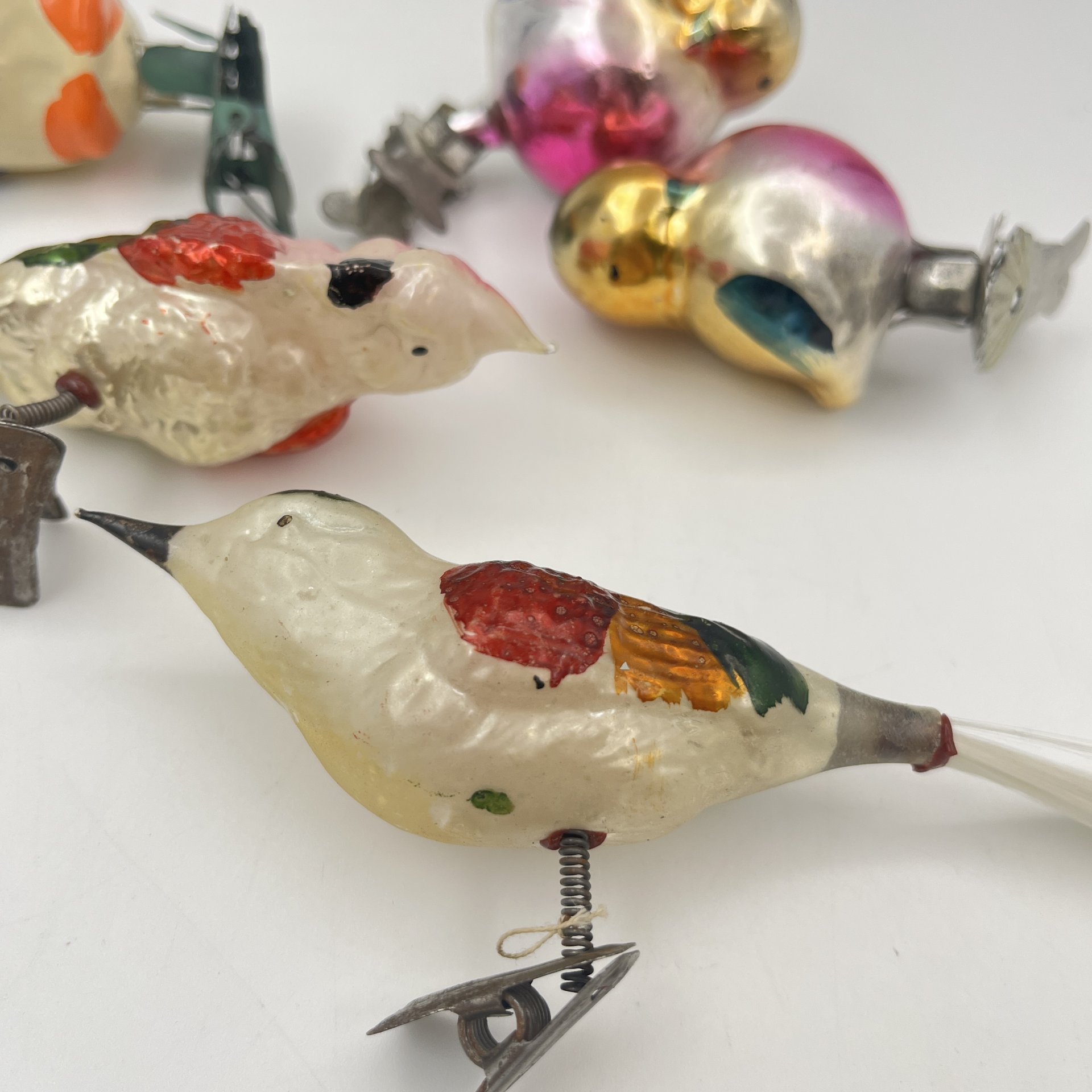 Набор из пяти ёлочных игрушек в форме птиц на прищепках