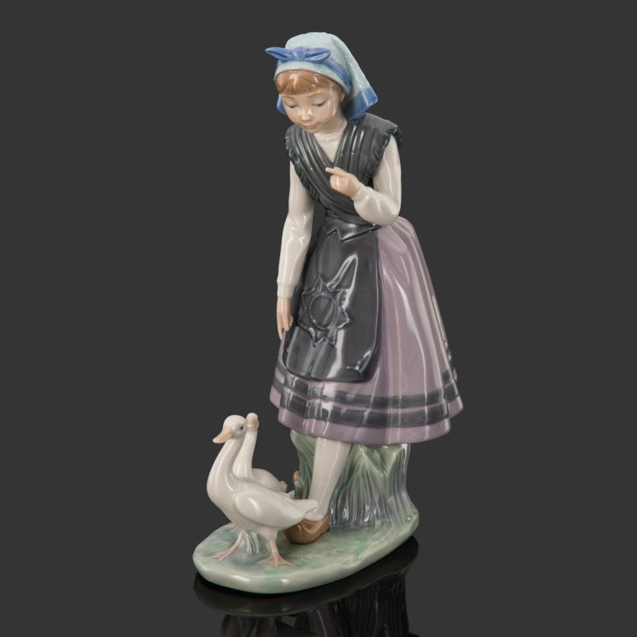Статуэтка "Девочка кормит гусей", фарфор, роспись, Lladro, Испания, 1983 г.