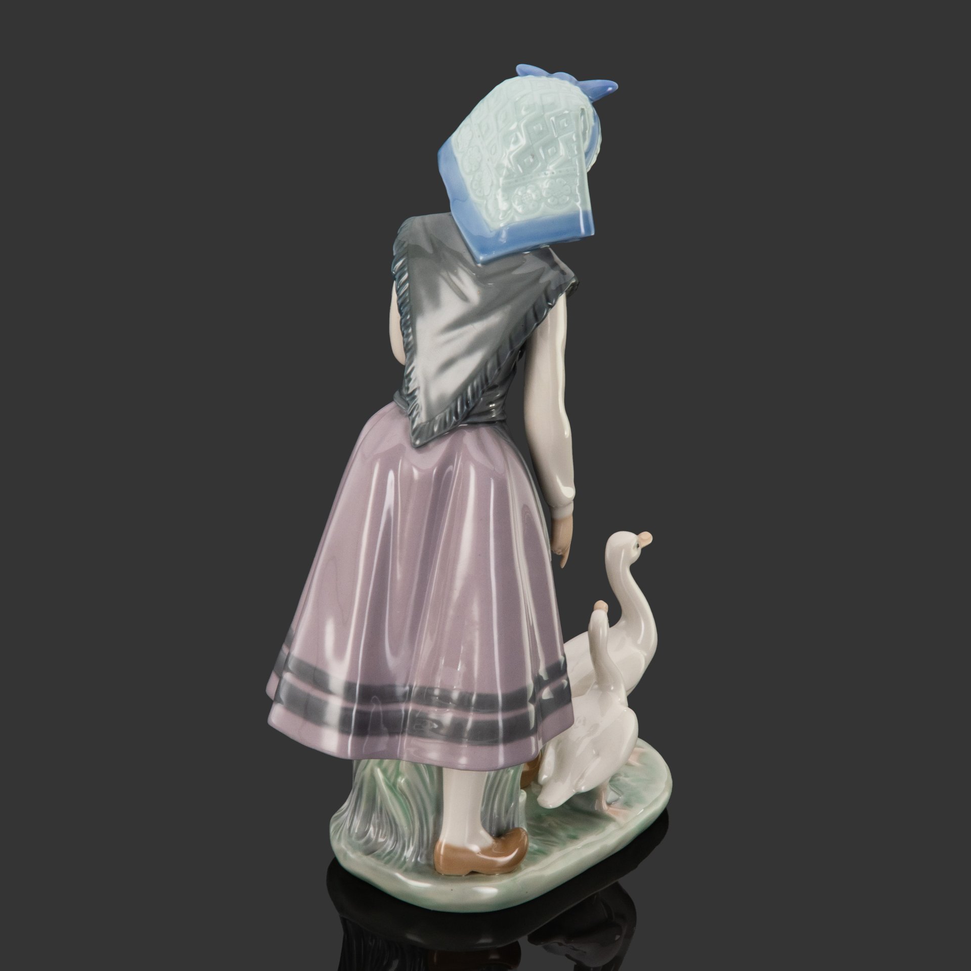 Статуэтка "Девочка кормит гусей", фарфор, роспись, Lladro, Испания, 1983 г.