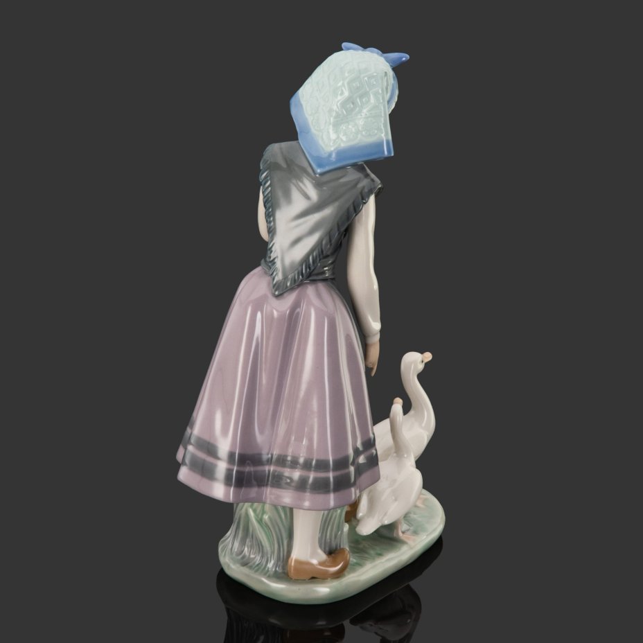 Статуэтка "Девочка кормит гусей", фарфор, роспись, Lladro, Испания, 1983 г.