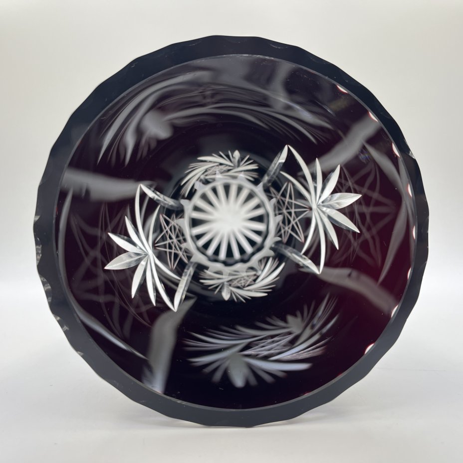Ваза бордового цвета с резным декором