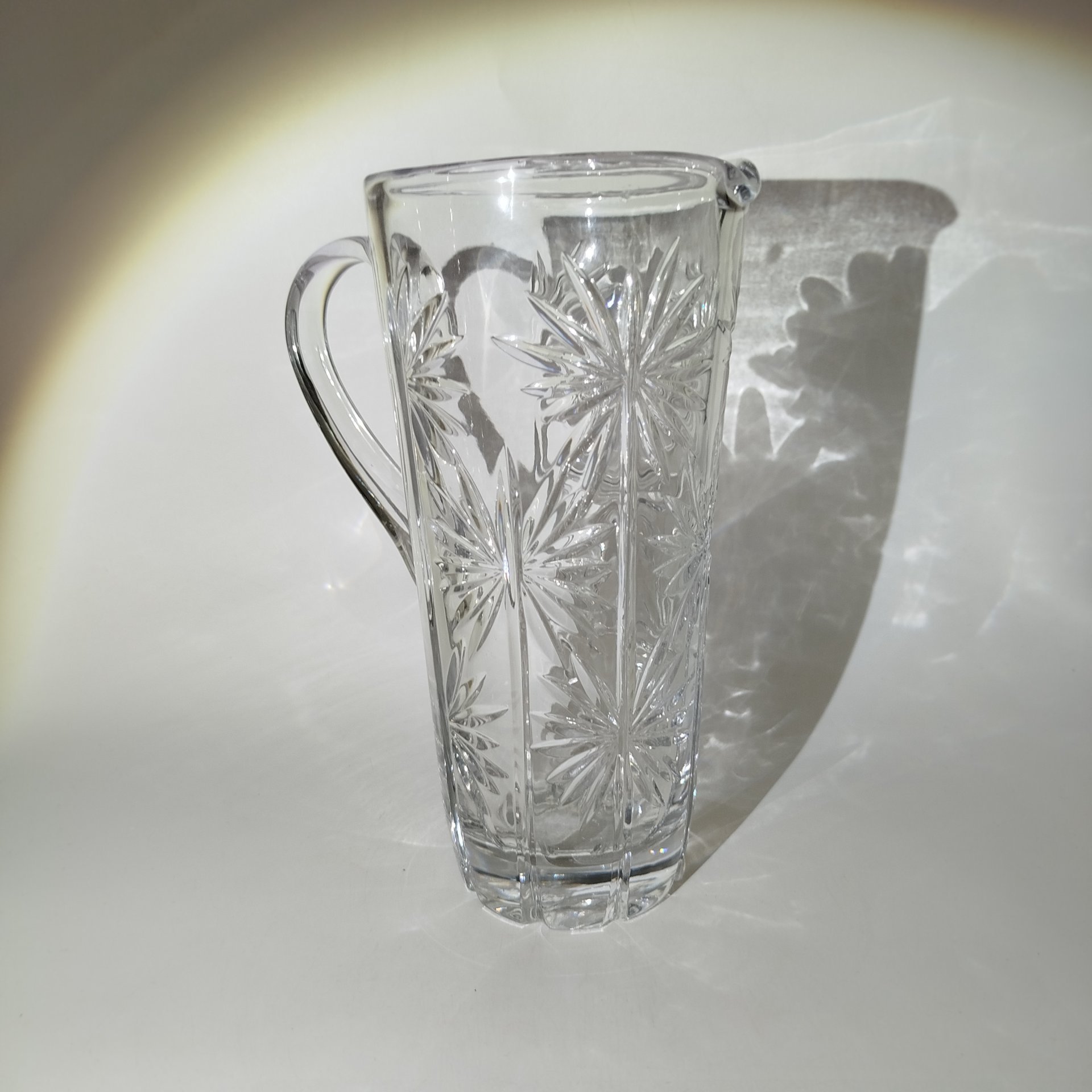 Кувшин с цветочным декором