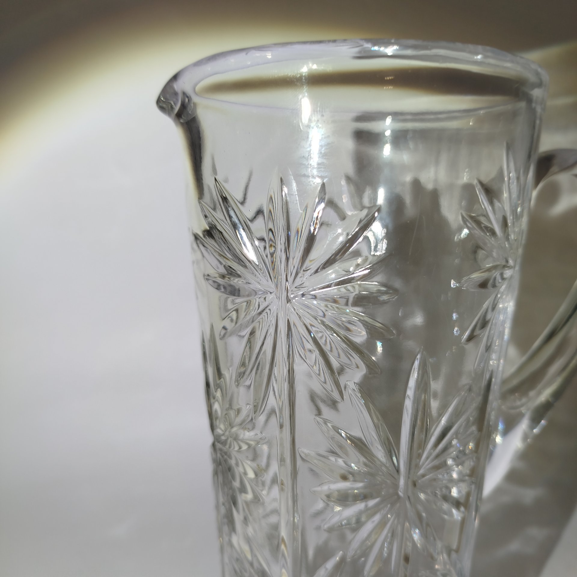 Кувшин с цветочным декором