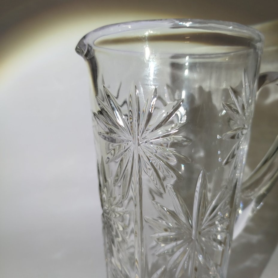 Кувшин с цветочным декором