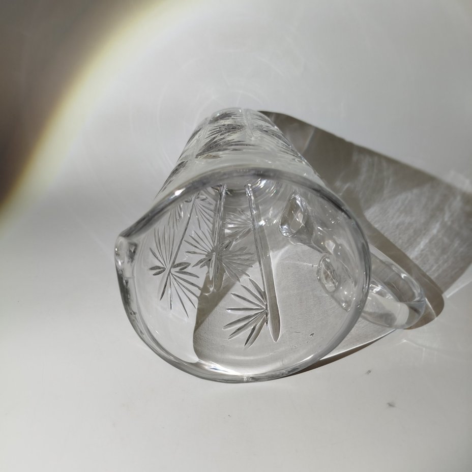 Кувшин с цветочным декором