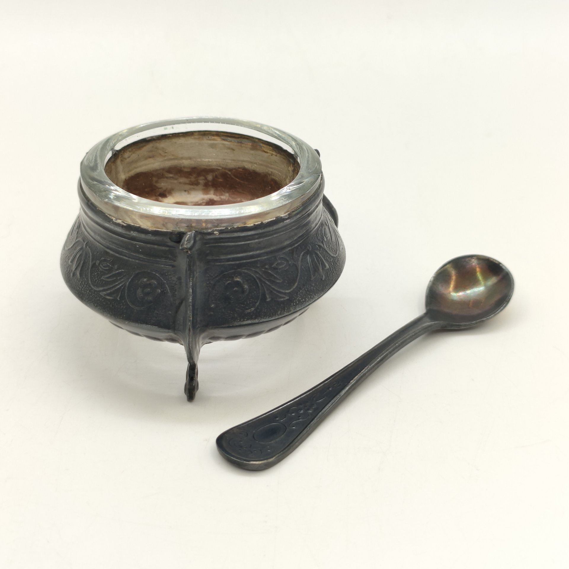 Солонка с цветочным орнаментом и миниатюрной ложечкой, мельхиор (медь-никель), стекло, золочение, Мстерская художественная фабрика  «Ювелир», СССР, 1960-1980 гг.