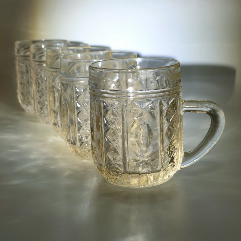 Набор из 5-ти небольших кружек желтого оттенка с рельефным декором, стекло, пресс, Дятьковский хрустальный завод, СССР, 1970-1990 гг.