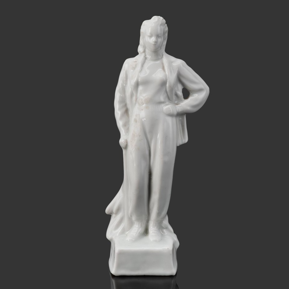 Скульптура "Девушка-геолог", автор А.Д. Бржезицкая, фарфор, Дулевский фарфоровый завод (Дулёво), СССР, 1940-1950 гг.