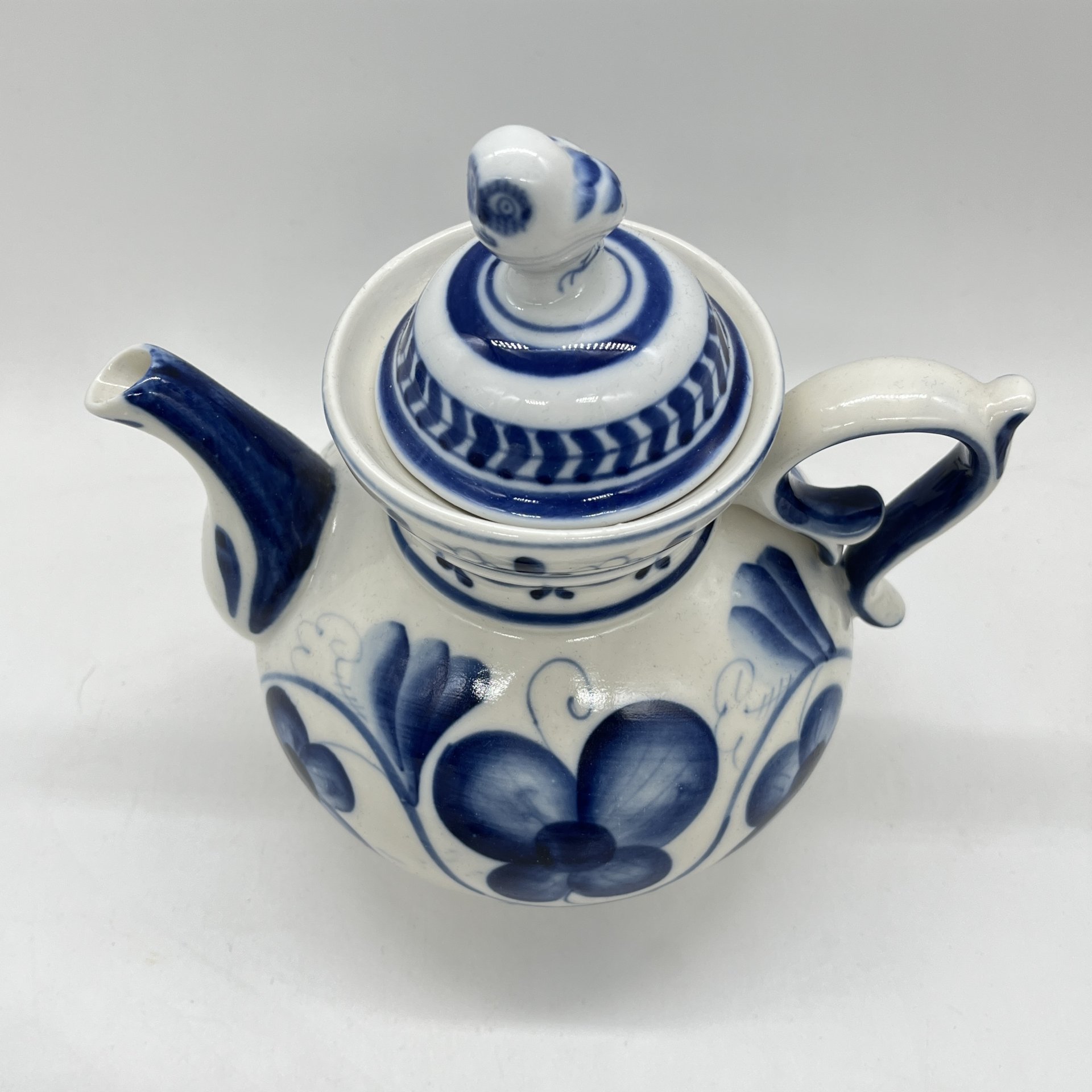 Чайник заварочный с расписным цветочным декором (крышка в подборе), фарфор, роспись, Объединение «Гжель», СССР, 1972-1986 гг.