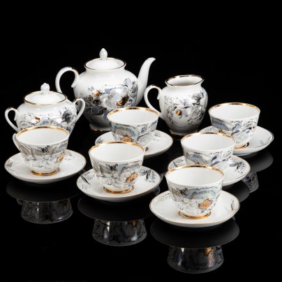 Сервиз чайный "Жемчужный" на 6 персон (15 предметов), автор формы "Весенняя" Яковлева С.Е., автор рисунка Семенова А.Н., фарфор, люстр, деколь, золочение, Ленинградский фарфоровый завод (ЛФЗ), СССР, 1970-1986 гг.