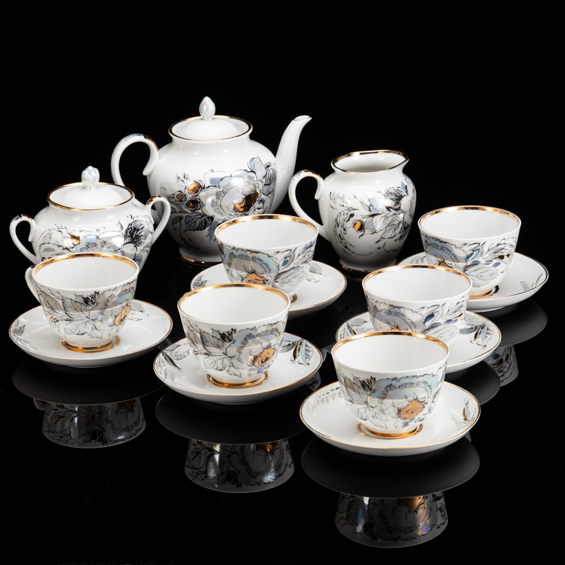 Сервиз чайный "Жемчужный" на 6 персон (15 предметов), автор формы "Весенняя" Яковлева С.Е., автор рисунка Семенова А.Н., фарфор, люстр, деколь, золочение, Ленинградский фарфоровый завод (ЛФЗ), СССР, 1970-1986 гг.