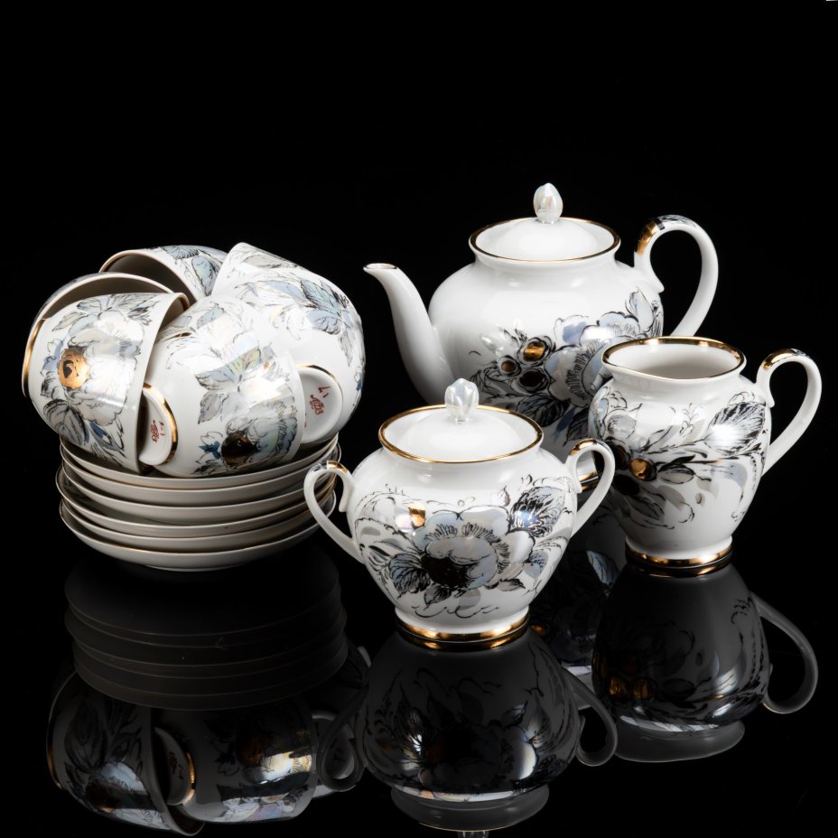 Сервиз чайный "Жемчужный" на 6 персон (15 предметов), автор формы "Весенняя" Яковлева С.Е., автор рисунка Семенова А.Н., фарфор, люстр, деколь, золочение, Ленинградский фарфоровый завод (ЛФЗ), СССР, 1970-1986 гг.