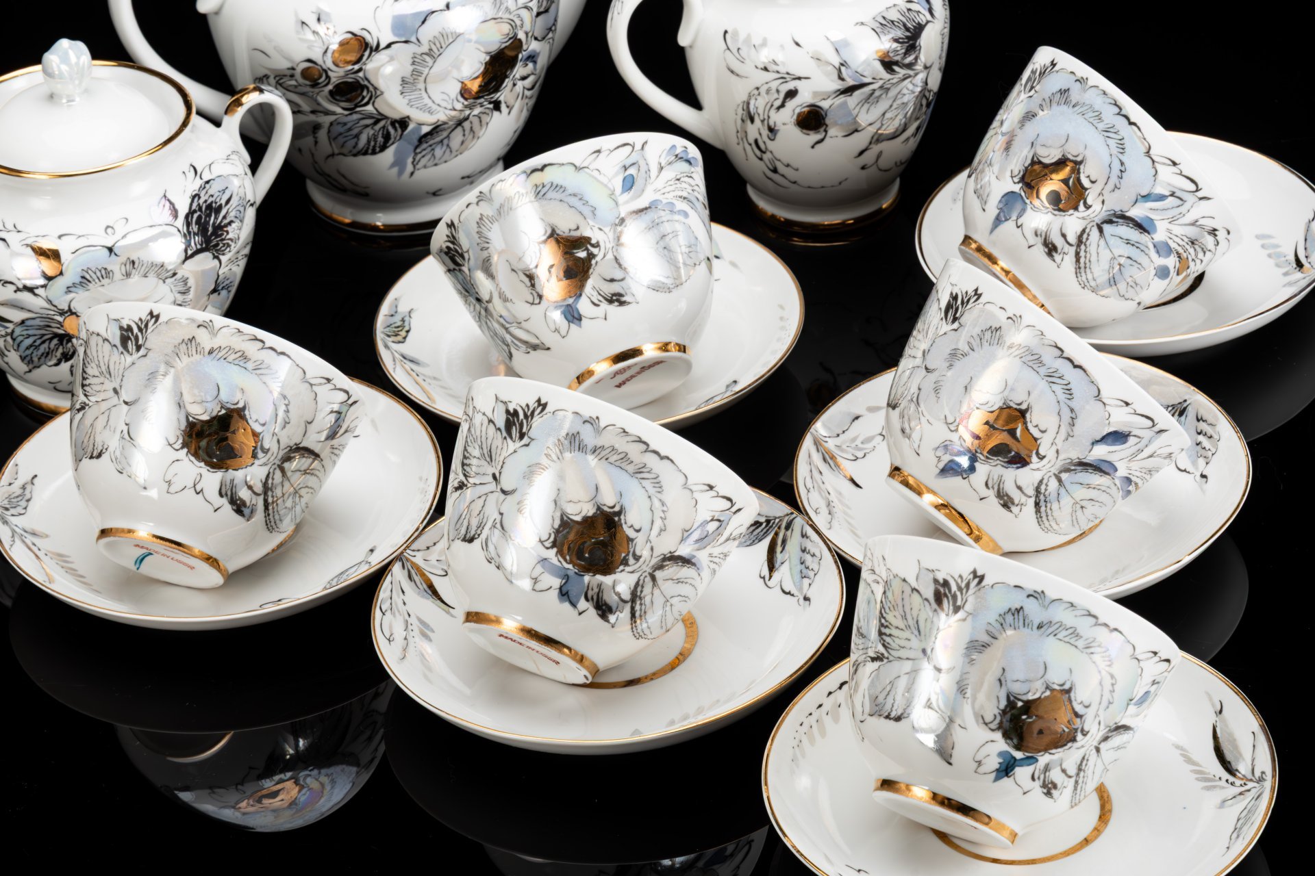 Сервиз чайный "Жемчужный" на 6 персон (15 предметов), автор формы "Весенняя" Яковлева С.Е., автор рисунка Семенова А.Н., фарфор, люстр, деколь, золочение, Ленинградский фарфоровый завод (ЛФЗ), СССР, 1970-1986 гг.