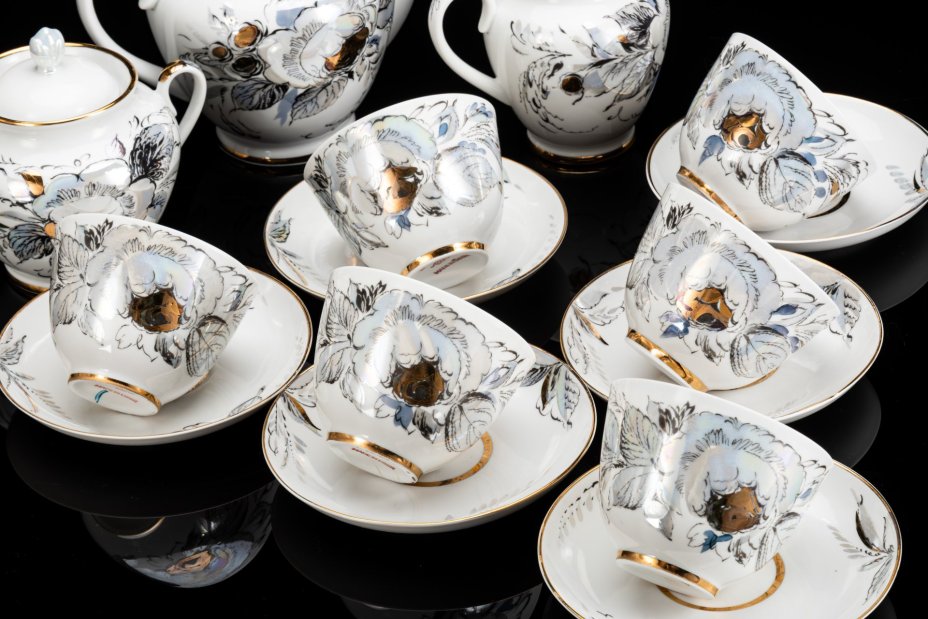 Сервиз чайный "Жемчужный" на 6 персон (15 предметов), автор формы "Весенняя" Яковлева С.Е., автор рисунка Семенова А.Н., фарфор, люстр, деколь, золочение, Ленинградский фарфоровый завод (ЛФЗ), СССР, 1970-1986 гг.