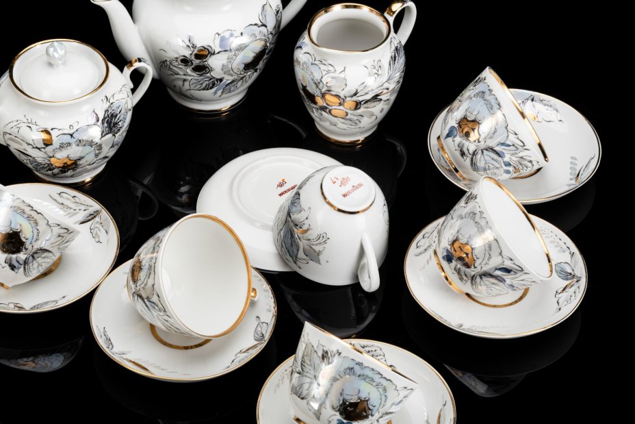 Сервиз чайный "Жемчужный" на 6 персон (15 предметов), автор формы "Весенняя" Яковлева С.Е., автор рисунка Семенова А.Н., фарфор, люстр, деколь, золочение, Ленинградский фарфоровый завод (ЛФЗ), СССР, 1970-1986 гг.