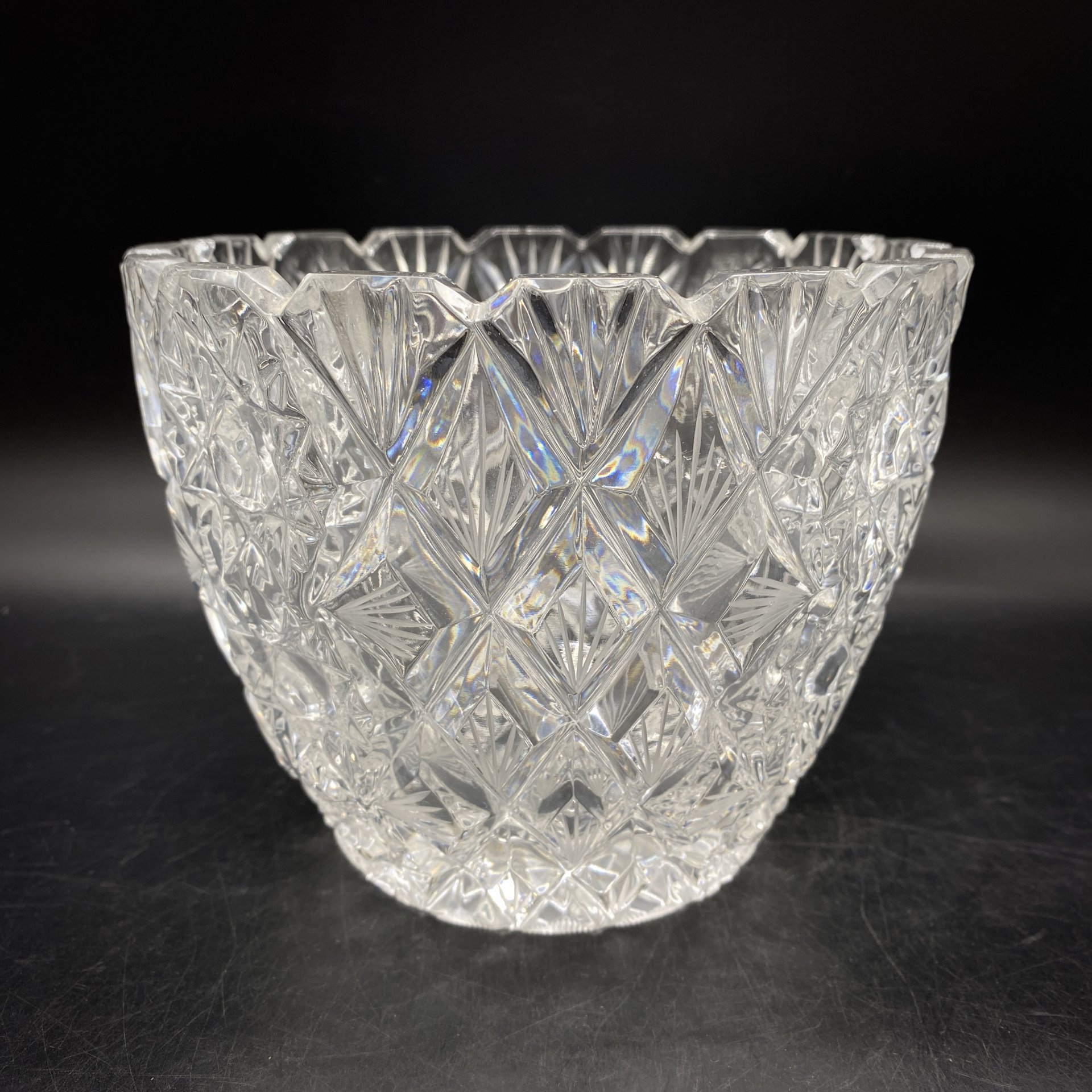 Салатник (конфетница) с рельефным декором