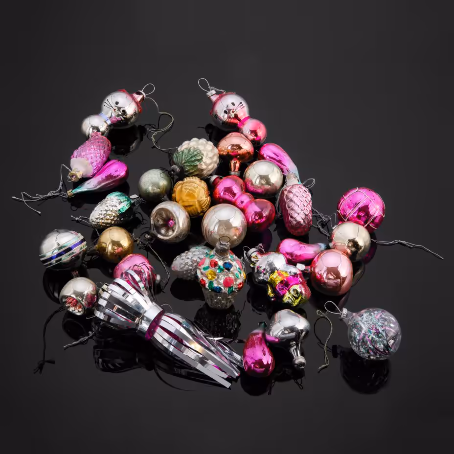 Набор подвесных ёлочных игрушек различных форм и расцветок (30 шт.)