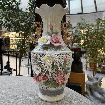 Ваза с рельефным и  прорезным декором, фарфор, роспись, лепка, золочение, Китай, 1970-1990 гг.