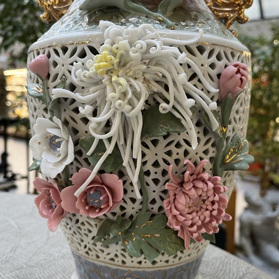 Ваза с рельефным и  прорезным декором, фарфор, роспись, лепка, золочение, Китай, 1970-1990 гг.