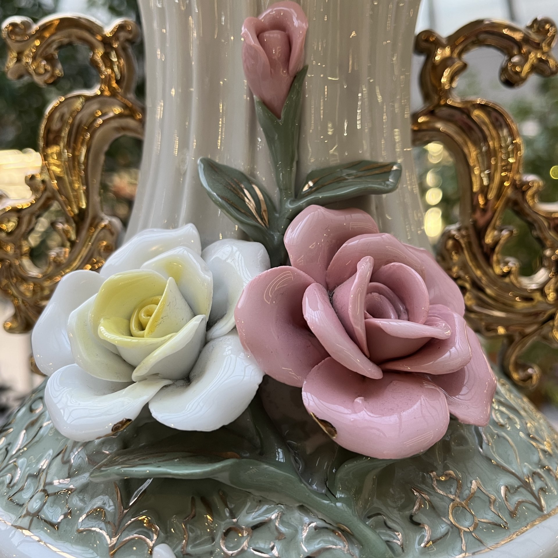 Ваза с рельефным и  прорезным декором, фарфор, роспись, лепка, золочение, Китай, 1970-1990 гг.