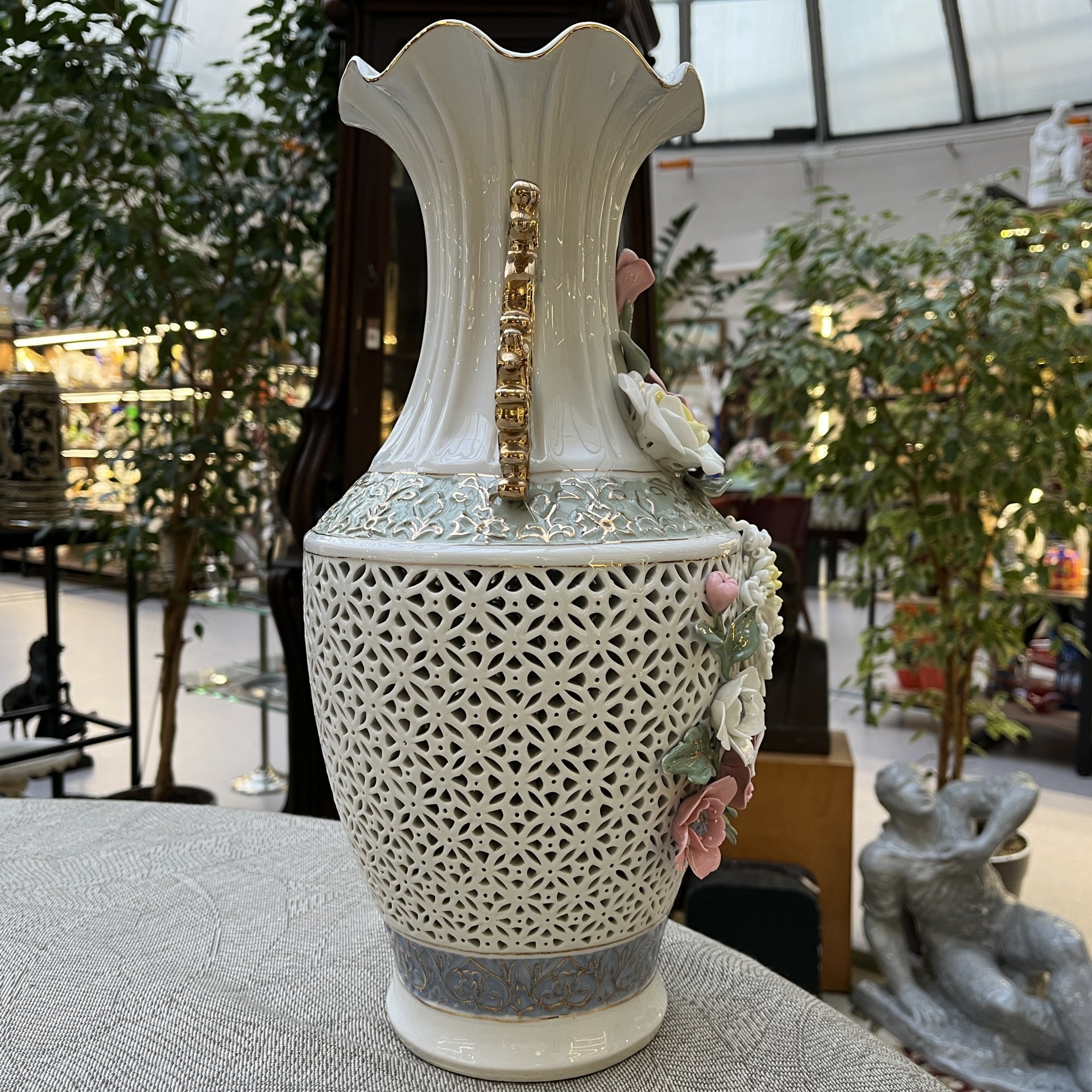 Ваза с рельефным и  прорезным декором, фарфор, роспись, лепка, золочение, Китай, 1970-1990 гг.