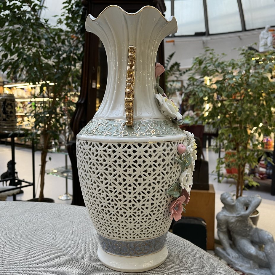 Ваза с рельефным и  прорезным декором, фарфор, роспись, лепка, золочение, Китай, 1970-1990 гг.