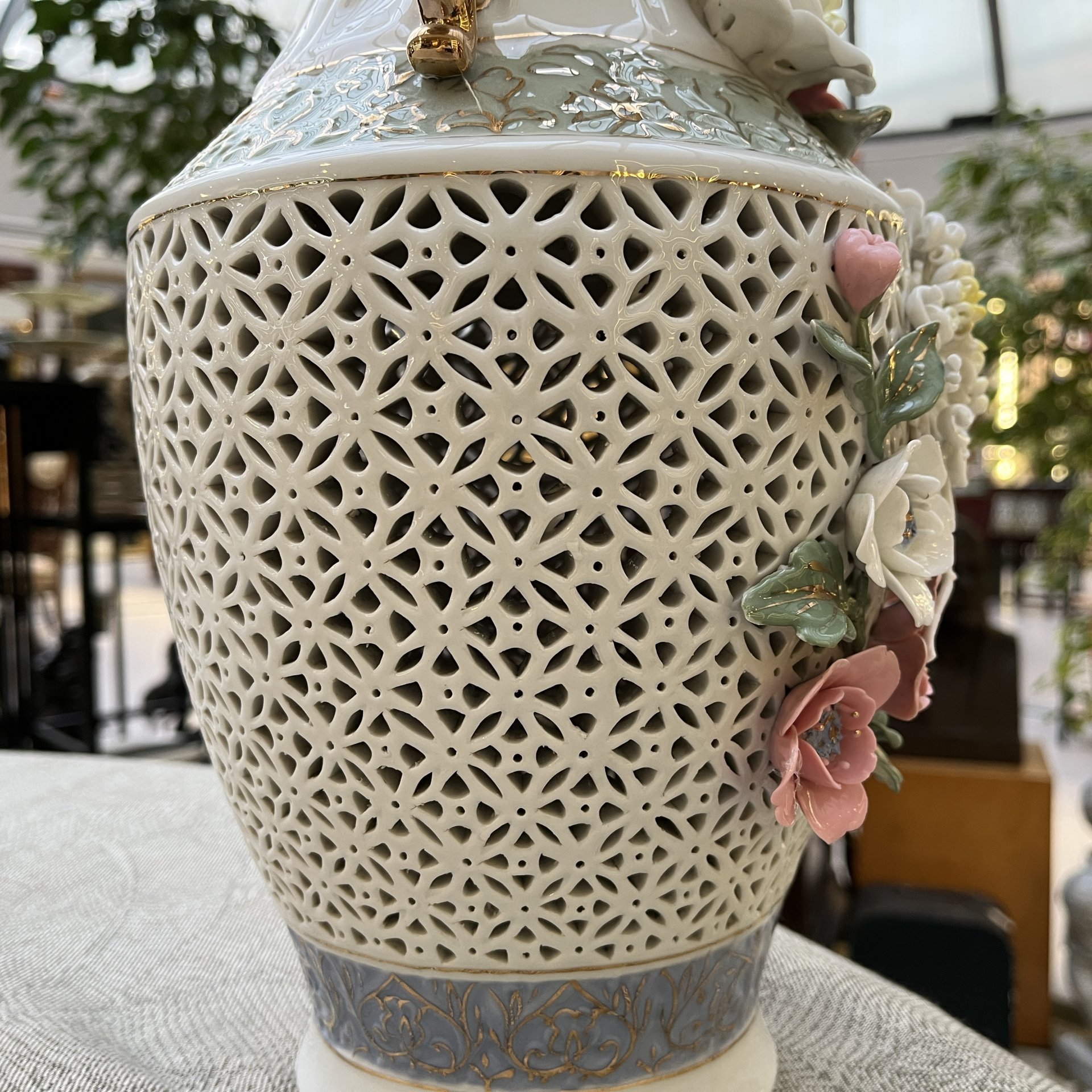 Ваза с рельефным и  прорезным декором, фарфор, роспись, лепка, золочение, Китай, 1970-1990 гг.