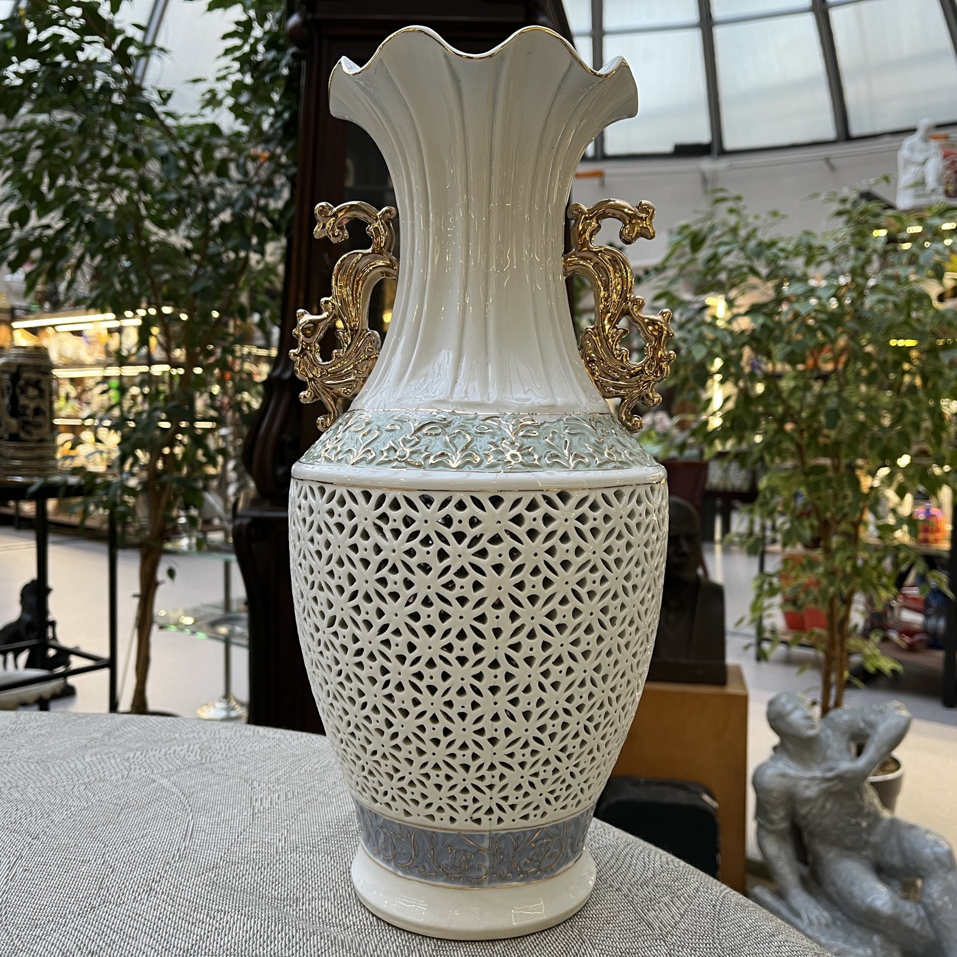 Ваза с рельефным и  прорезным декором, фарфор, роспись, лепка, золочение, Китай, 1970-1990 гг.