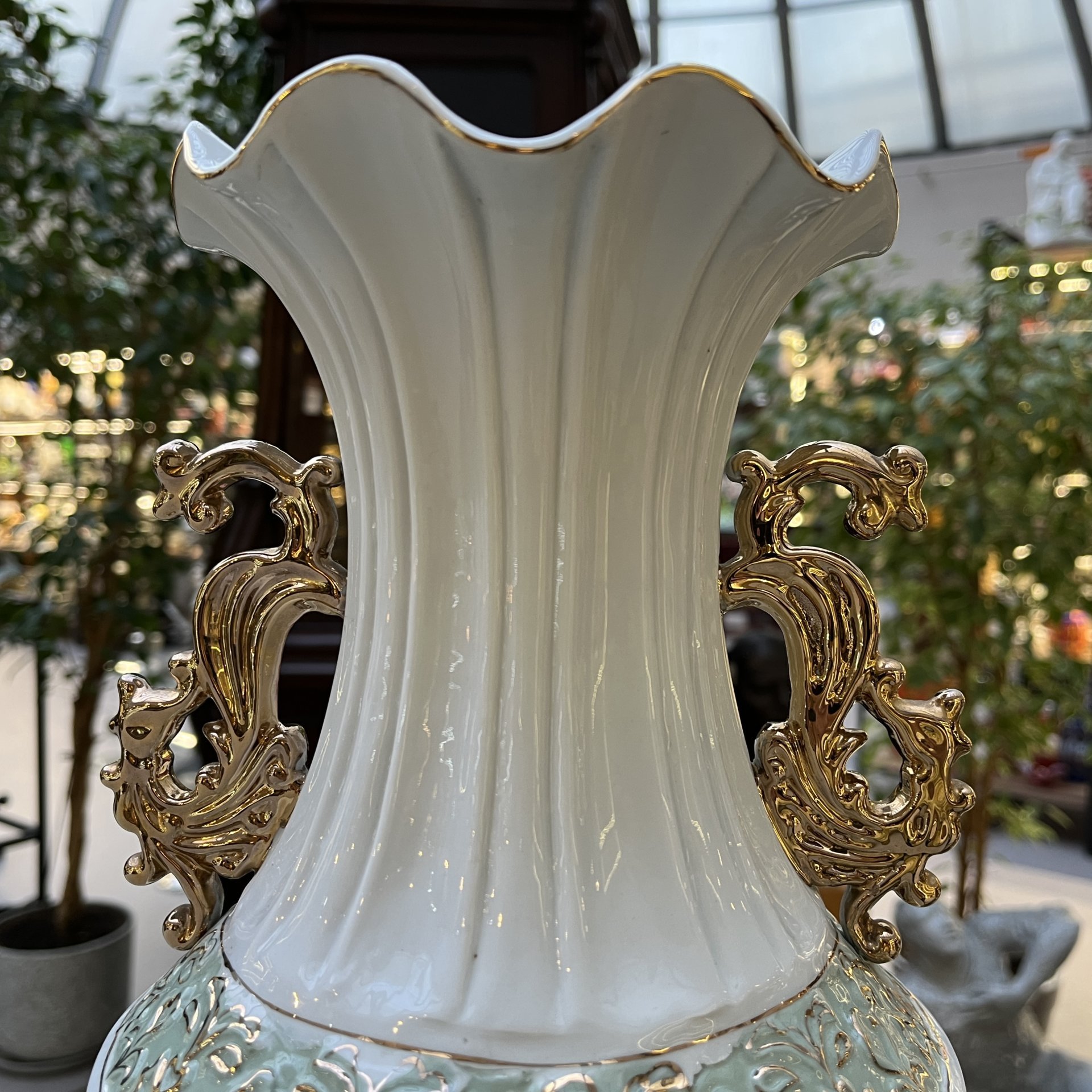 Ваза с рельефным и  прорезным декором, фарфор, роспись, лепка, золочение, Китай, 1970-1990 гг.