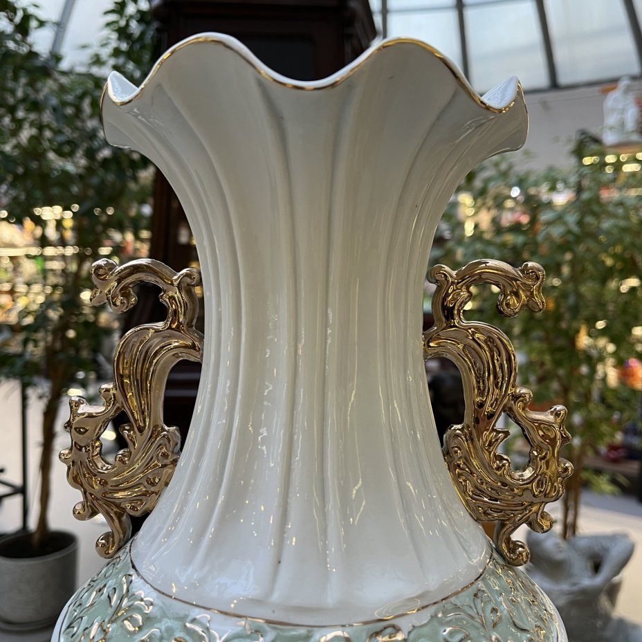 Ваза с рельефным и  прорезным декором, фарфор, роспись, лепка, золочение, Китай, 1970-1990 гг.