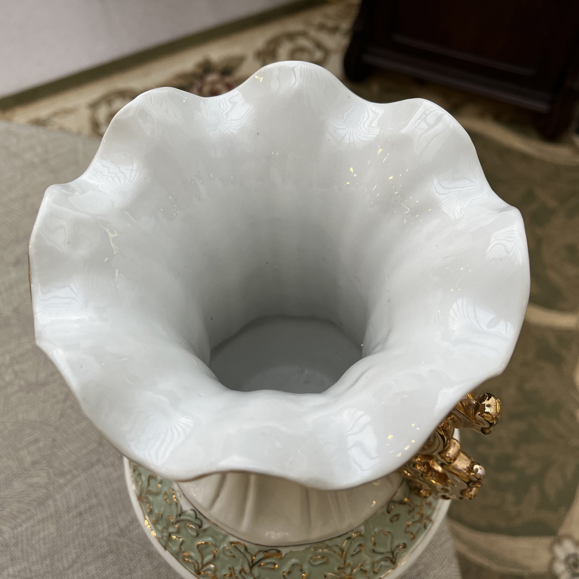 Ваза с рельефным и  прорезным декором, фарфор, роспись, лепка, золочение, Китай, 1970-1990 гг.