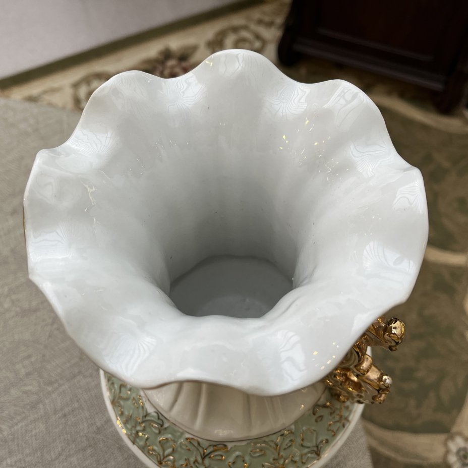 Ваза с рельефным и  прорезным декором, фарфор, роспись, лепка, золочение, Китай, 1970-1990 гг.