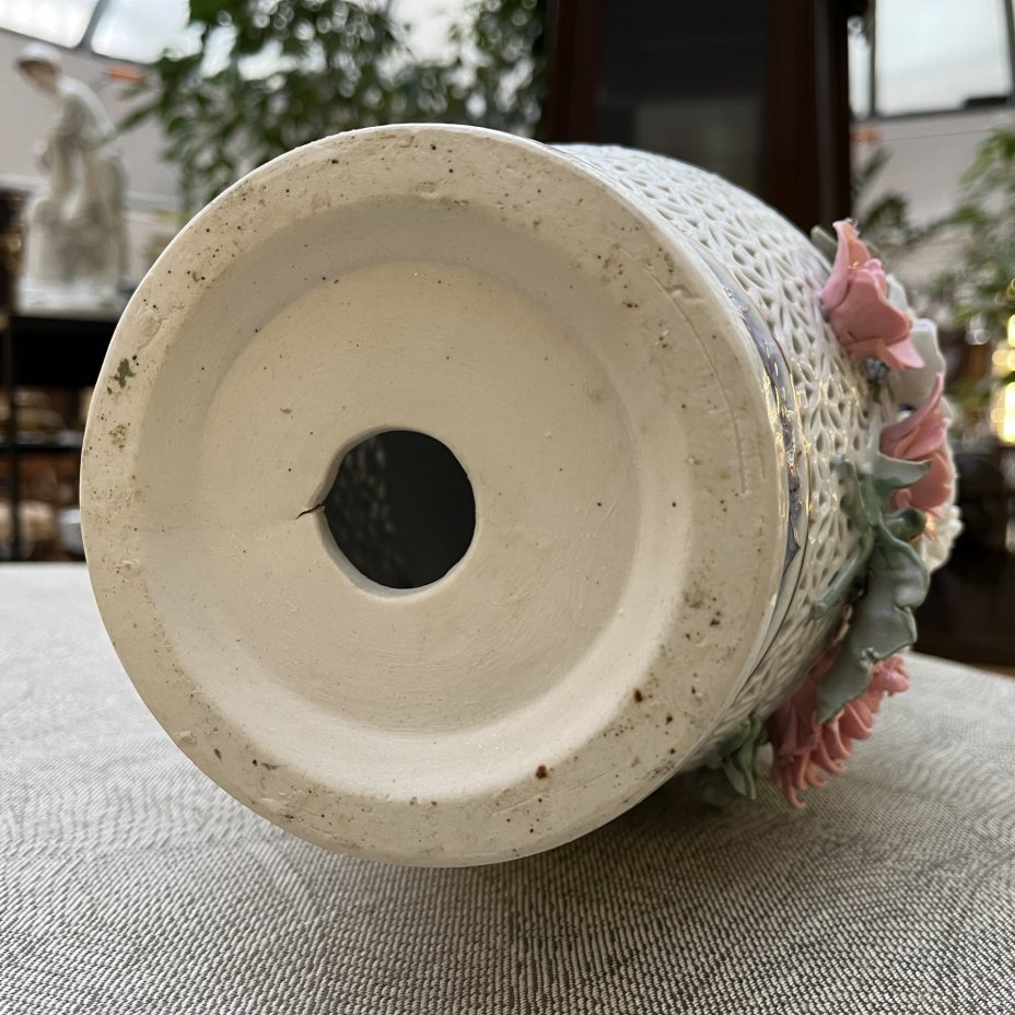 Ваза с рельефным и  прорезным декором, фарфор, роспись, лепка, золочение, Китай, 1970-1990 гг.