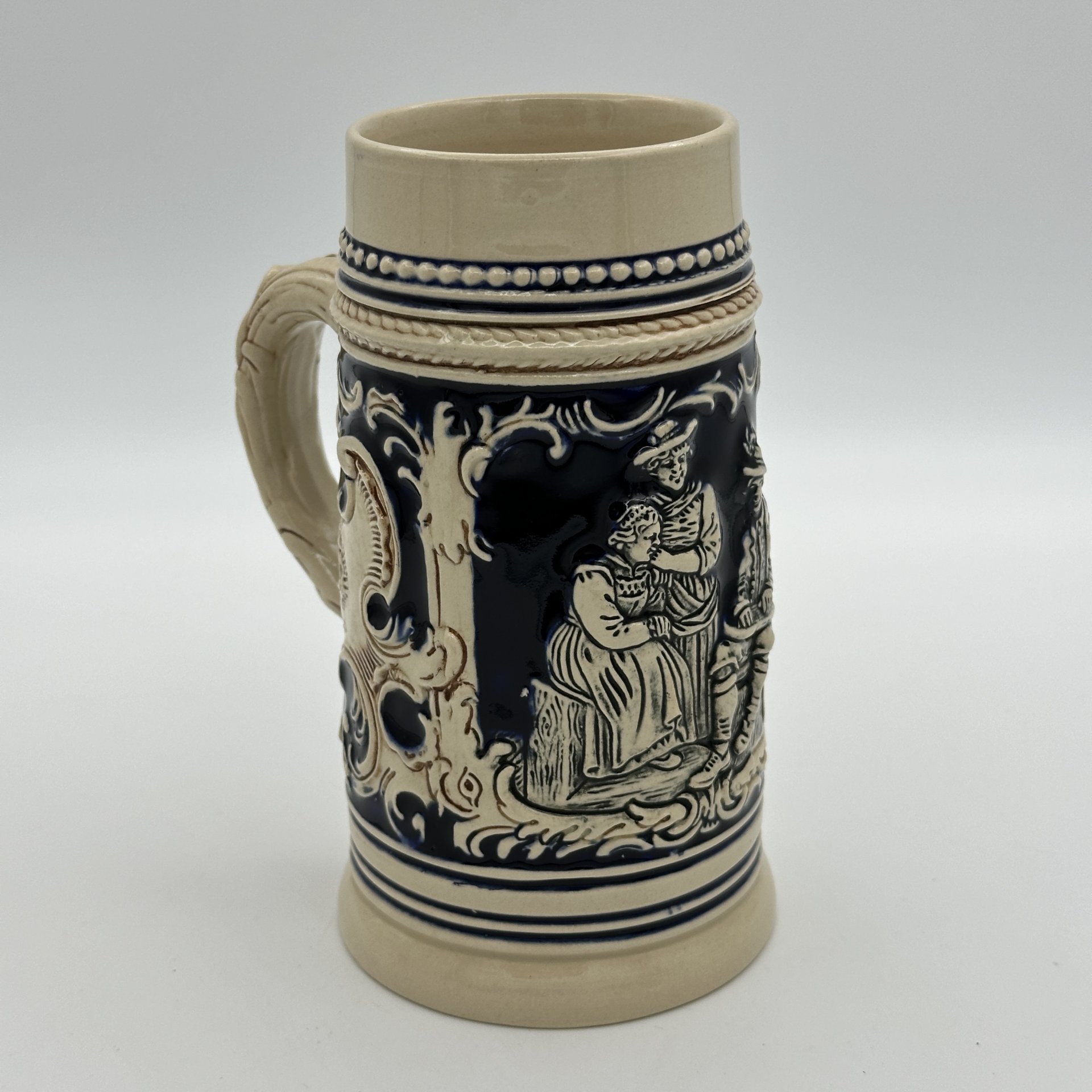 Кружка пивная, украшенная сценой флирта (музыкант и две кумушки), керамика, рельеф, Marzi & Remy, Marzi & Remy