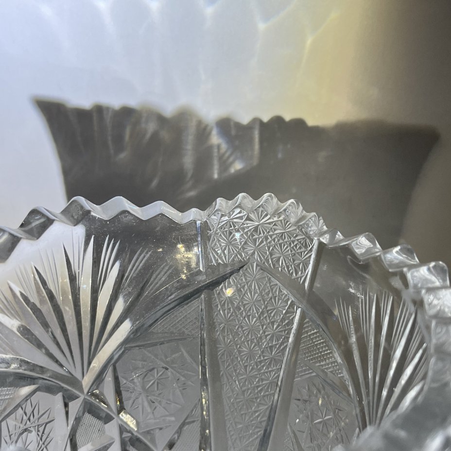 Вазочка для небольшого букета с резным геометрическим декором