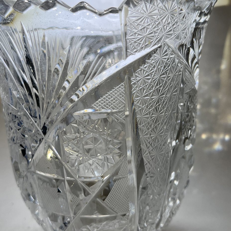 Вазочка для небольшого букета с резным геометрическим декором