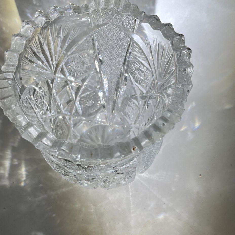 Вазочка для небольшого букета с резным геометрическим декором