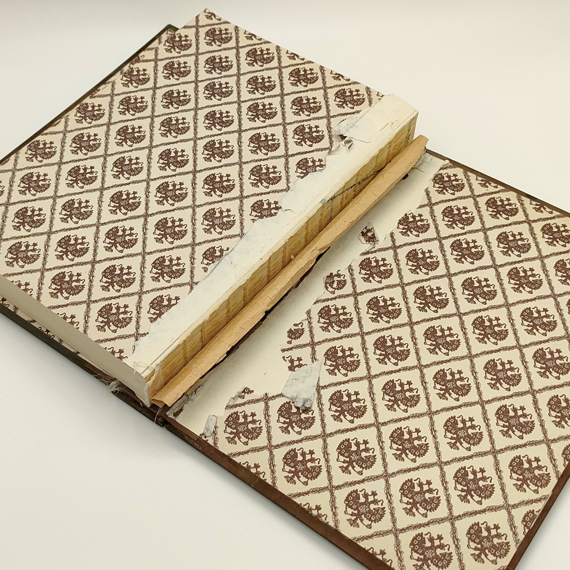 Издание подарочное «История Российского государства», составитель С.В. Карпущенко, оформитель С.Б. Веселов, бумага, печать типографская цветная, медный переплет, Издательство «Александр Принт», Российская Федерация, 1994 г.