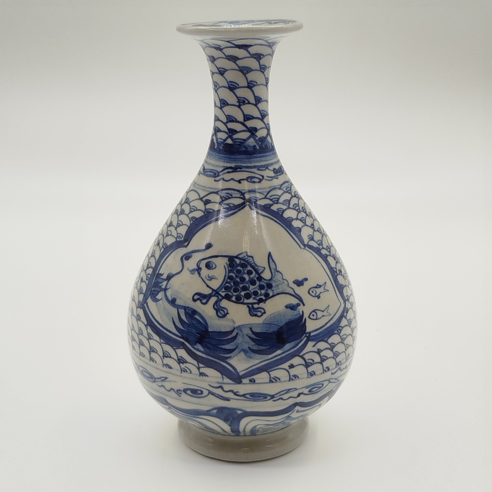 Ваза, украшенная изображением рыбки и птицы, фарфор, роспись, Китай, 1950-1980 гг.