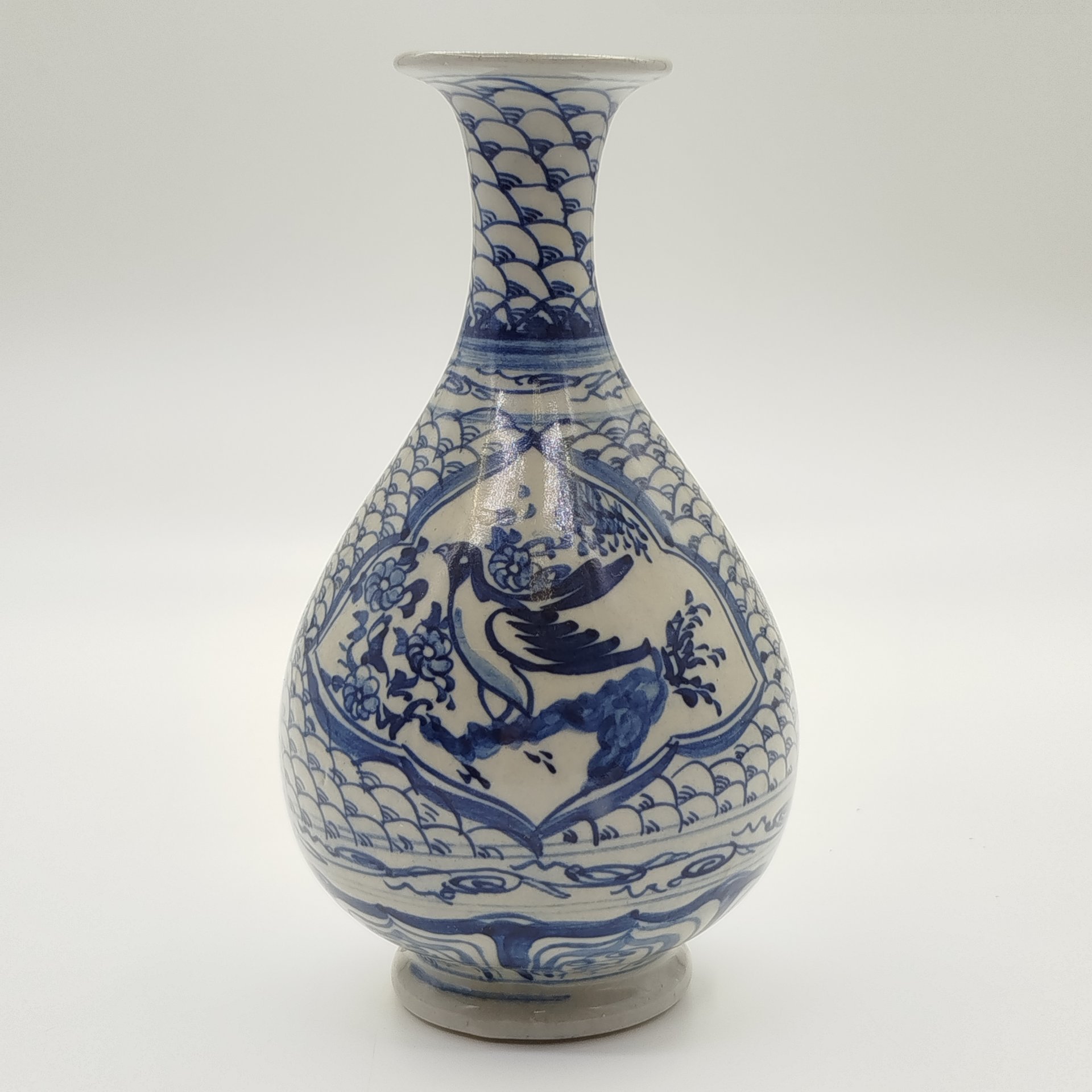 Ваза, украшенная изображением рыбки и птицы, фарфор, роспись, Китай, 1950-1980 гг.